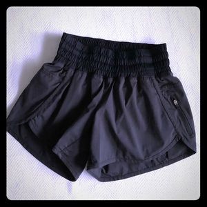 Lululemon Tracker Shorts / Size 4